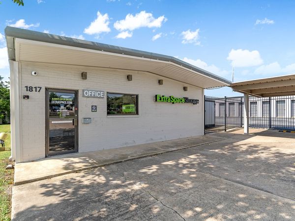 Extra Space Storage facility at 1817 N Hampton Rd - DeSoto, TX