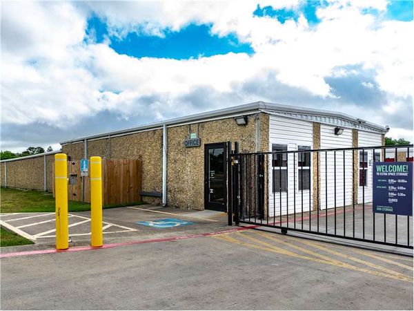 Extra Space Storage facility at 816 Frame St - Denton, TX