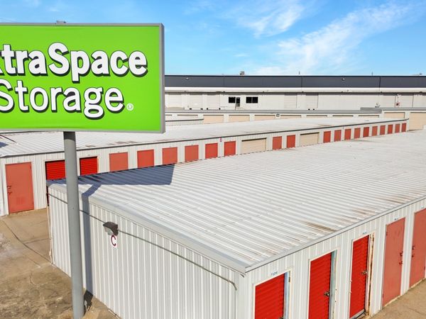 Extra Space Storage facility at 6590 E Skelly Dr - Tulsa, OK
