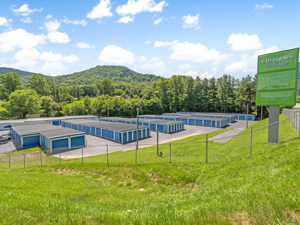 Extra Space Storage facility at 875 Charlotte Hwy - Fairview, NC