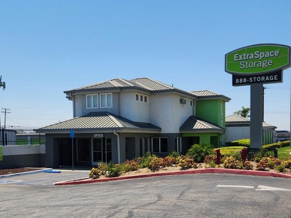 Extra Space Storage facility at 15713 Valley Blvd - Fontana, CA