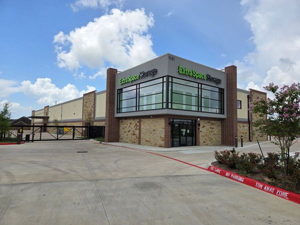 Extra Space Storage facility at 1101 Lake Olympia Pkwy - Missouri City, TX