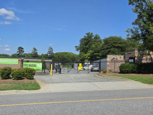 Extra Space Storage facility at 631 Gralin St - Kernersville, NC