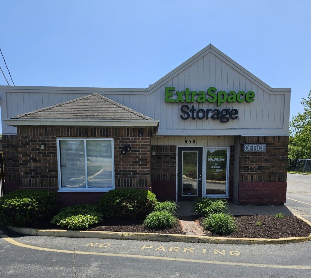 Extra Space Storage in Florissant, MO  450 W Washington St