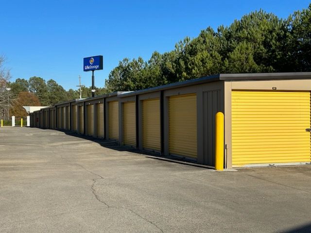 Extra Space Storage  3585 Hutchinson Rd in Cumming, GA