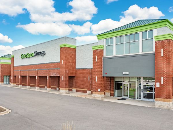 Extra Space Storage facility at 2411 Randall Rd - Carpentersville, IL