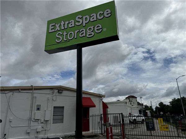 Extra Space Storage facility at 9419 Buffalo Speedway - Houston, TX