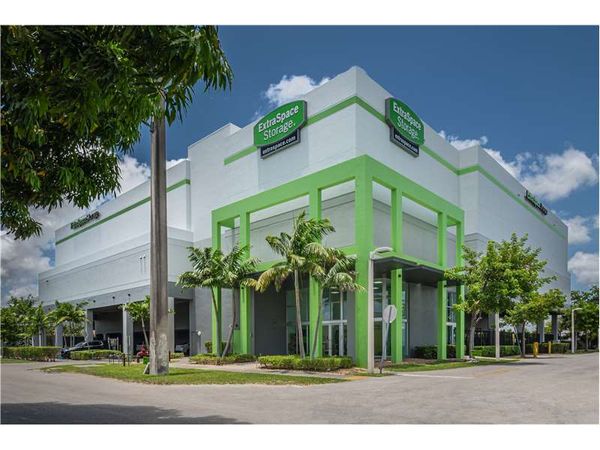 Extra Space Storage facility at 910 SW 68th Ave - Miami, FL