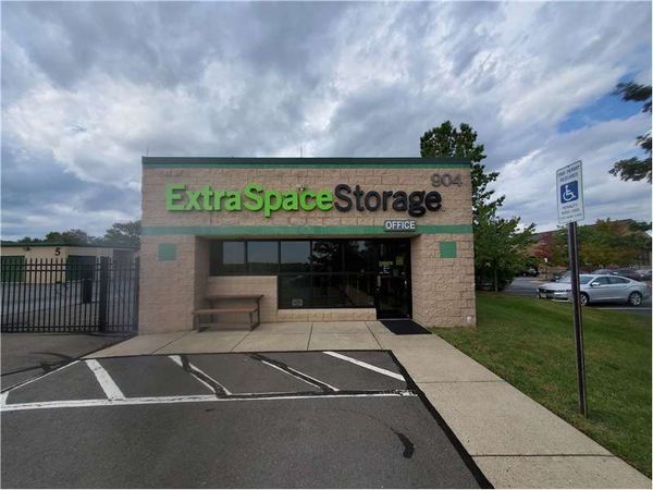 Extra Space Storage facility at 904 Trailview Blvd SE - Leesburg, VA