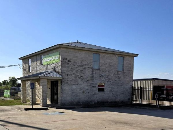Extra Space Storage facility at 18860 W Little York Rd - Katy, TX