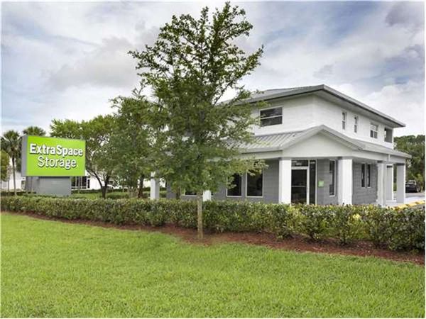 Extra Space Storage facility at 5580 Okeechobee Blvd - West Palm Beach, FL