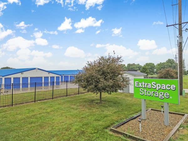 Extra Space Storage facility at 1125 Hickox Dr - Lincoln, IL