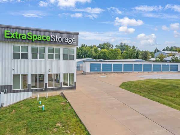 Extra Space Storage facility at 21121 NW Service Rd - Warrenton, MO