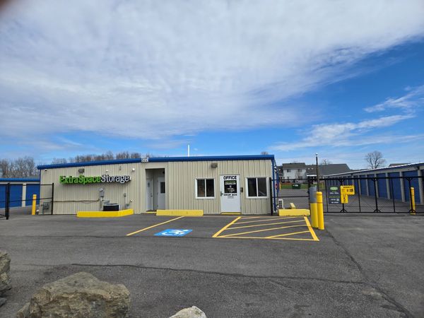Extra Space Storage facility at 8372 Oswego Rd - Liverpool, NY