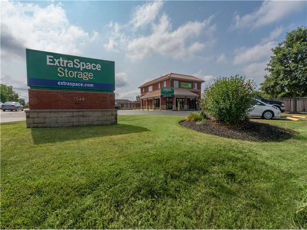 Extra Space Storage facility at 1544 N IL Route 83 - Round Lake Beach, IL