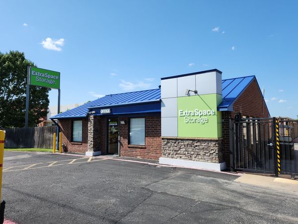 Extra Space Storage facility at 6162 Southwest Blvd - Benbrook, TX