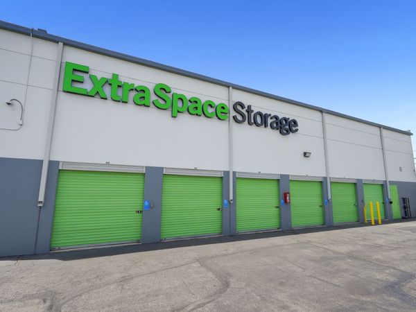 Extra Space Storage facility at 8160 E Rosecrans Ave - Paramount, CA