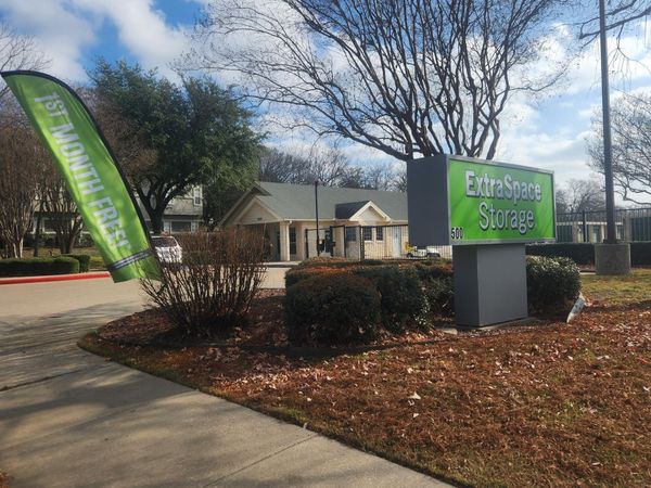Extra Space Storage facility at 500 Buckingham Rd - Richardson, TX