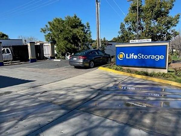 Extra Space Storage facility at 999 E Mission Rd - San Marcos, CA