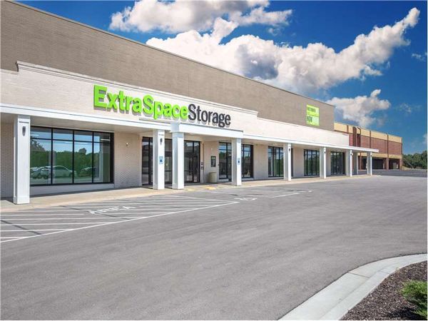 Extra Space Storage facility at 5415 NE Antioch Rd - Kansas City, MO