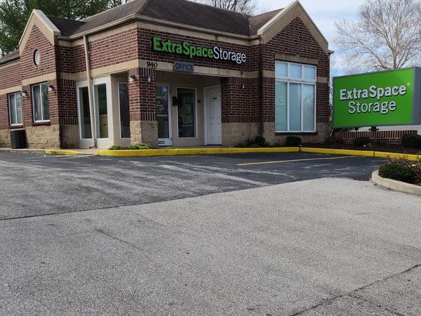 Extra Space Storage facility at 940 Shackelford Rd - Florissant, MO