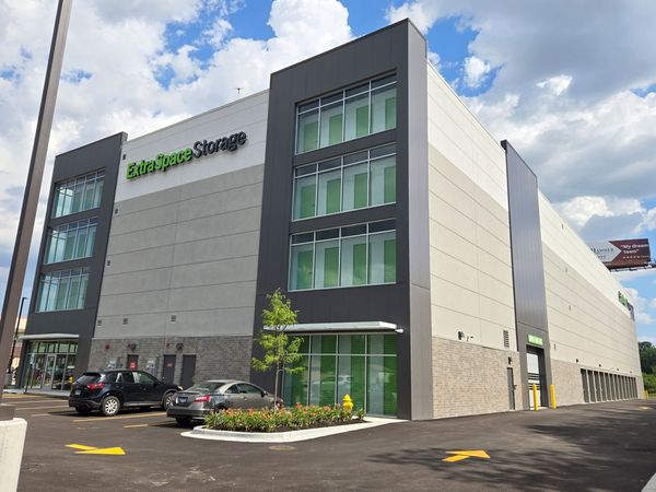 Extra Space Storage facility at 1180 W Irving Park Rd - Bensenville, IL
