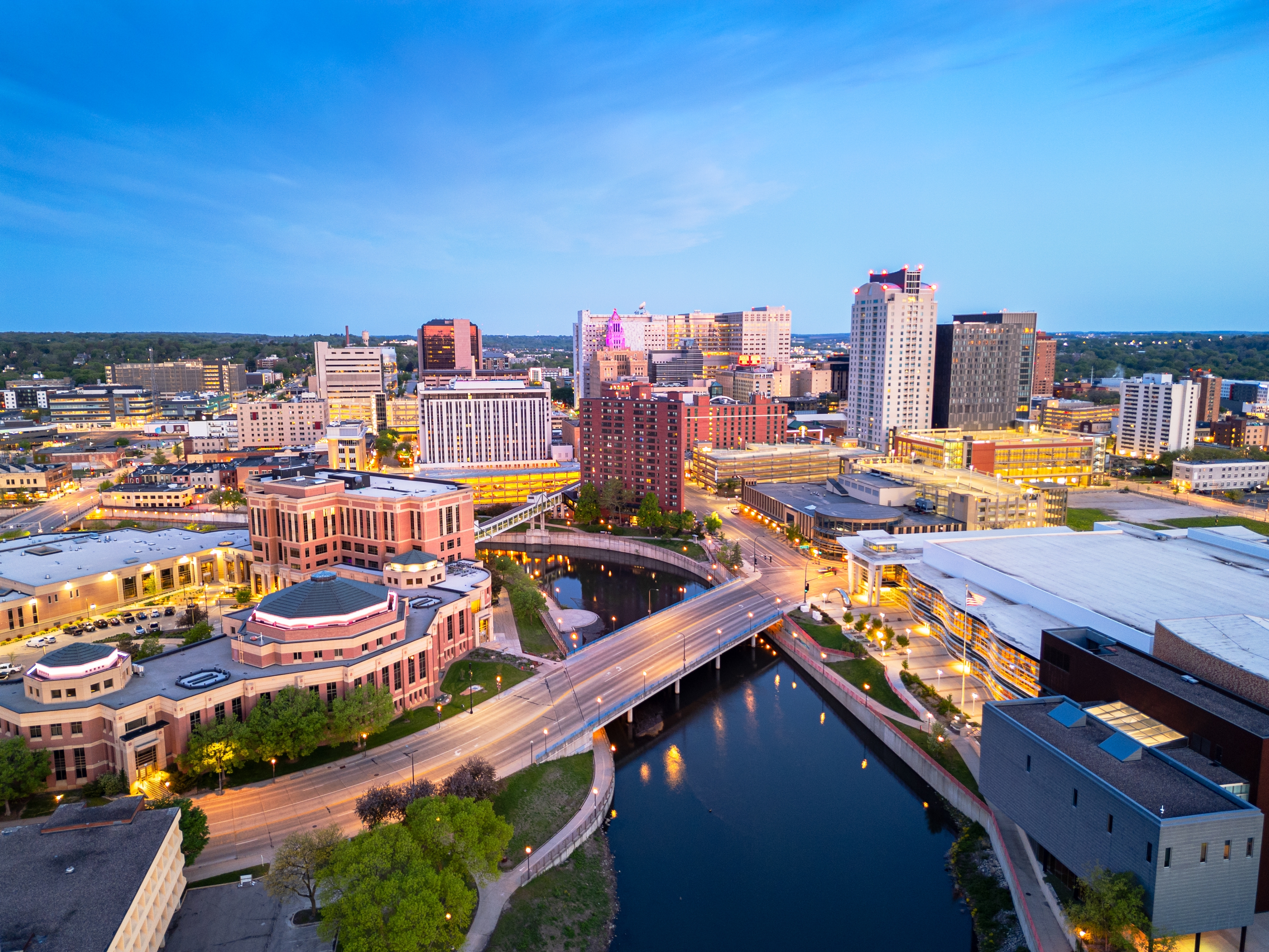 Aerial view of Rochester, MN with buildings and a river running through the city.