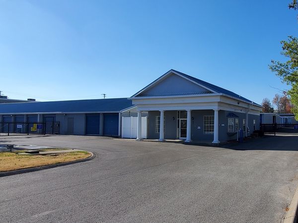 Life Storage facility on 63 New Shackle Island Rd - Hendersonville, TN