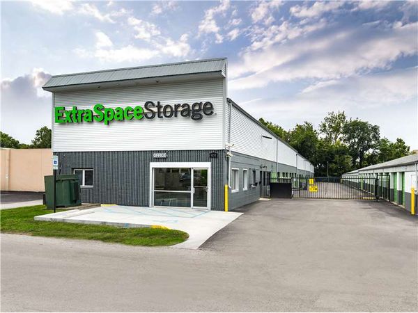 Extra Space Storage facility at 6231 Crawfordsville Rd - Indianapolis, IN