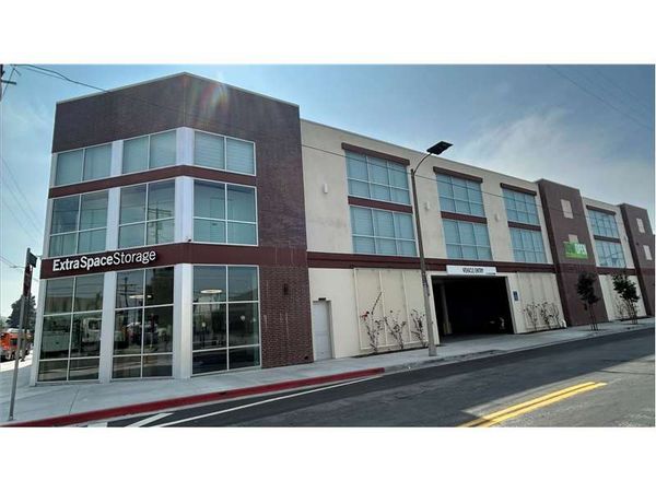 Extra Space Storage facility at 2515 S Broadway - Los Angeles, CA