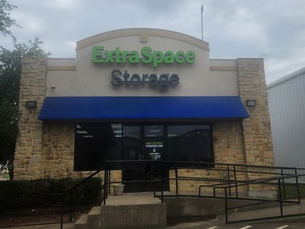 Extra Space Storage facility at 2305 Manana Dr - Dallas, TX