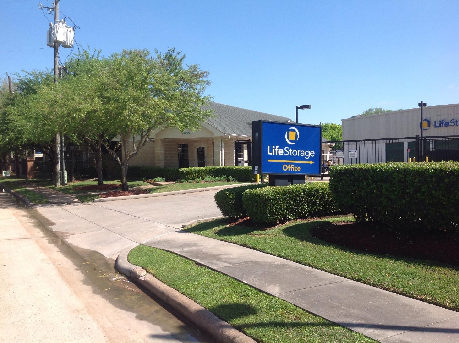 25×10 Parking Lot in Houston, TX 1435 Silverado Dr Houston, Texas