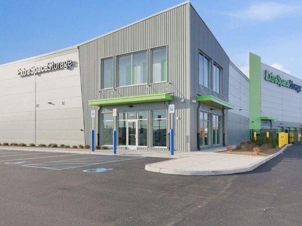 Extra Space Storage facility at 1550 Sunrise Hwy - Copiague, NY