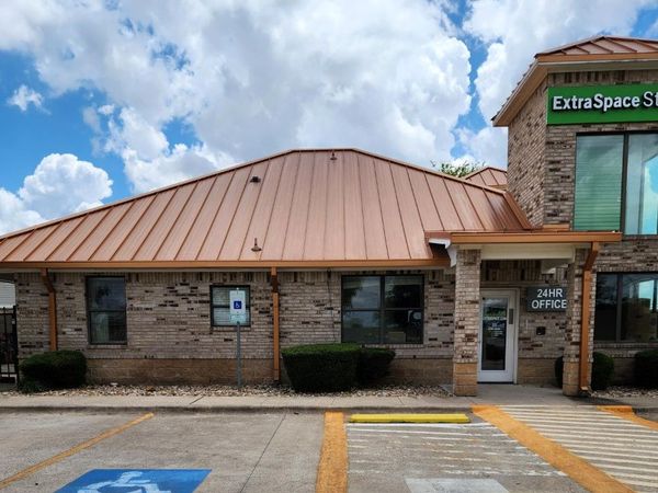 Extra Space Storage facility at 1515 N A W Grimes Blvd - Round Rock, TX