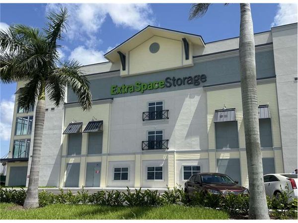 Extra Space Storage facility at 3187 W Hallandale Beach Blvd - Pembroke Park, FL