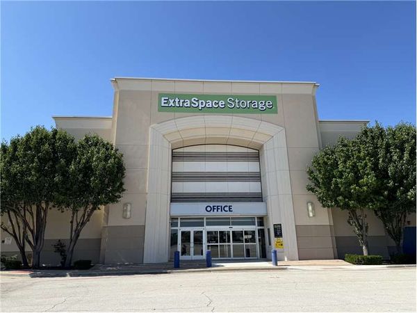 Extra Space Storage facility at 2000 Green Oaks Rd - Fort Worth, TX