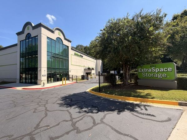 Extra Space Storage facility at 8711 Dunwoody Pl - Sandy Springs, GA