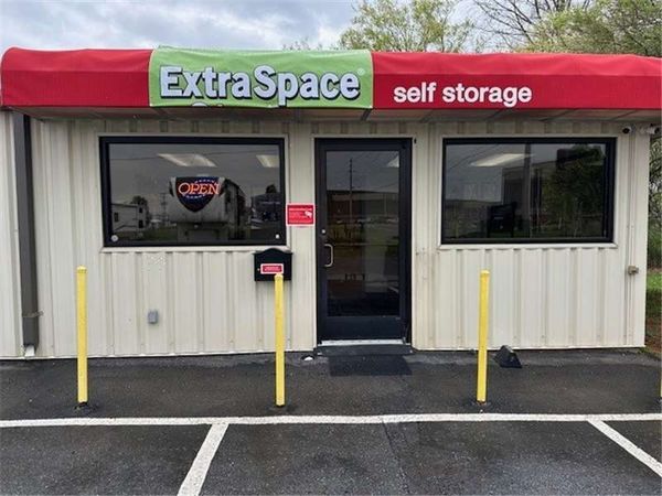 Extra Space Storage facility at 123 Davis St - Portland, TN