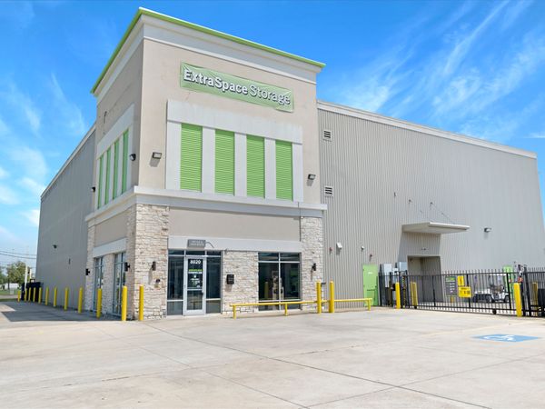 Extra Space Storage facility at 8020 Eastex Fwy - Beaumont, TX