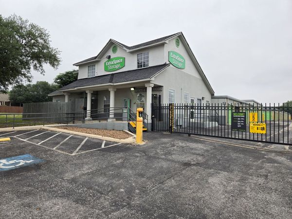 Extra Space Storage facility at 7820 Westchase - San Antonio, TX