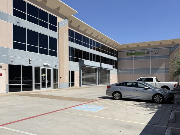 Extra Space Storage facility at 7550 E Paradise Ln - Scottsdale, AZ
