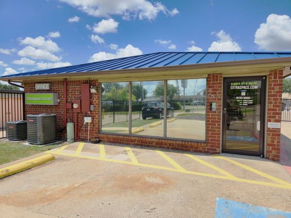 Extra Space Storage facility at 4005 W Plano Pkwy - Plano, TX