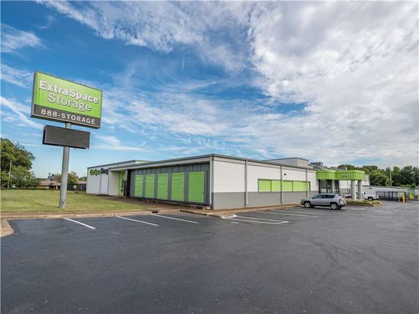 Extra Space Storage facility at 4805 Summer Ave - Memphis, TN