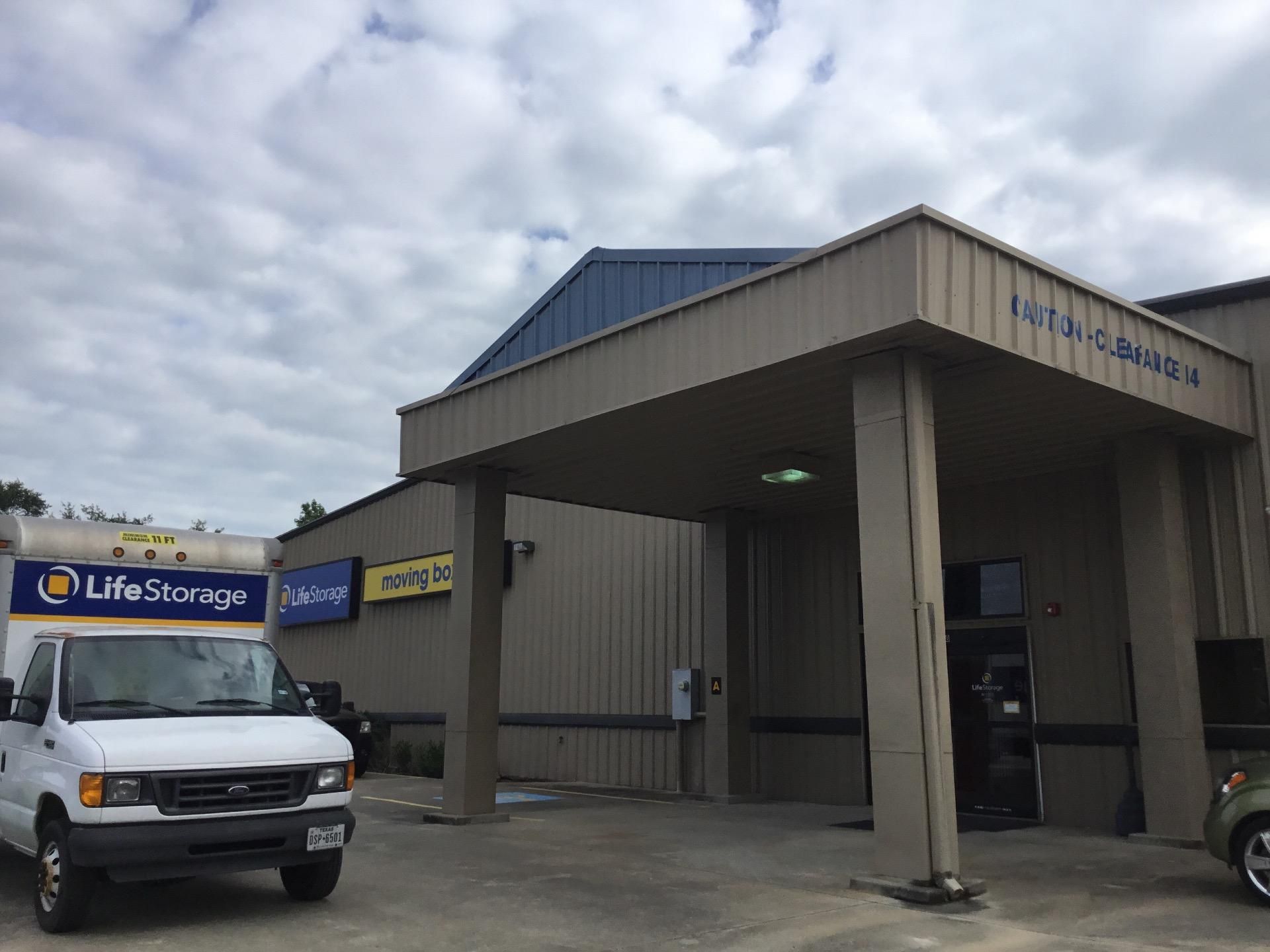 Storage Units in Beaumont TX at 250 S Dowlen Rd Life Storage