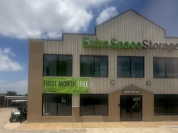 Extra Space Storage facility at 2440 W Whitestone Blvd - Cedar Park, TX
