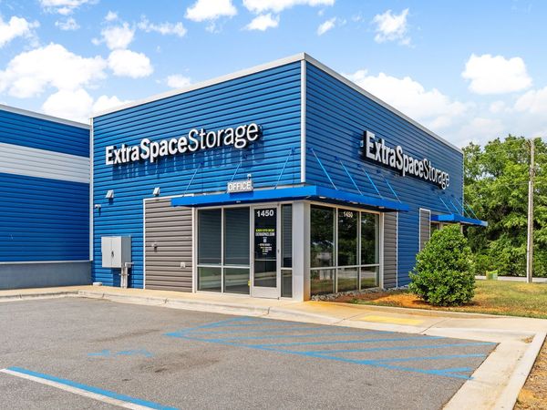 Extra Space Storage facility at 1450 E Sunrise Ave - Thomasville, NC