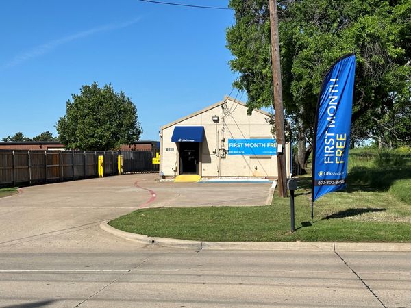 Life Storage facility on 1105 N Little School Rd - Arlington, TX