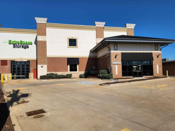 Extra Space Storage facility at 9715 Manchester Rd - St Louis, MO