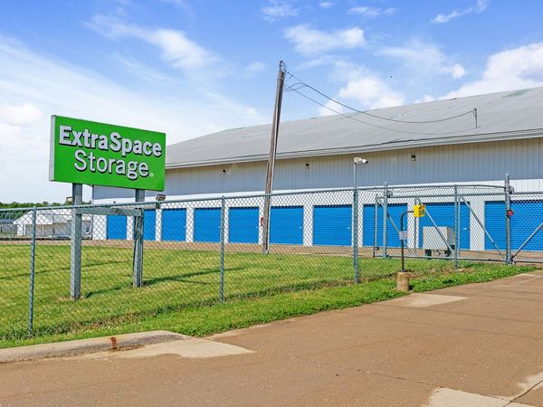 Extra Space Storage facility at 3745 N 1475 East Rd - Heyworth, IL