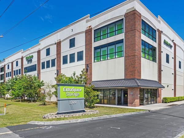 Extra Space Storage facility at 1709 Blanding Blvd - Middleburg, FL
